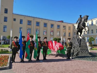 Торжественная церемония возложения цветов к памятнику К. К. Рокоссовскому